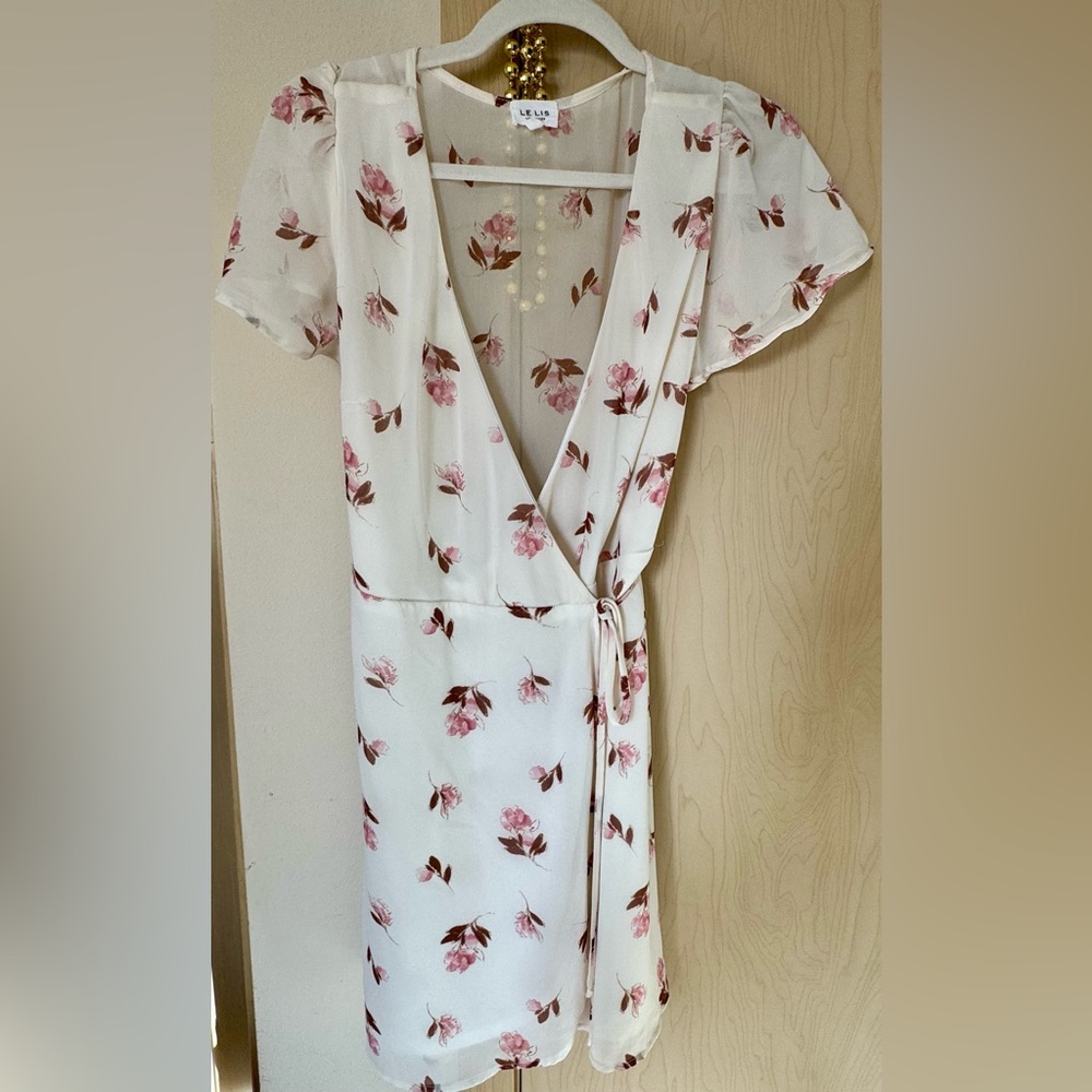 In very good condition, barely worn sundress. Adjusting waist ties.